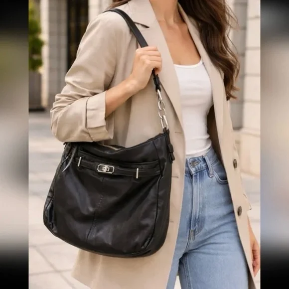 Coach Black Leather
Ashlyn Chelsea Shoulder Bag - Picture 1 of 10